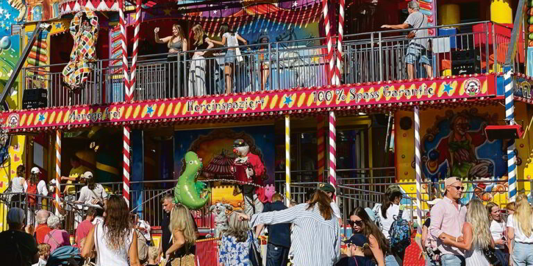 Instagrammable: Die Chilbi Küsnacht schuf eine bunte Kulisse für ­Besuchende aller Altersklassen. (Bilder: Dörte Welti)