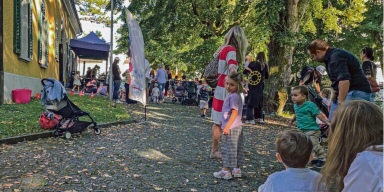 Auf Augenhöhe mit Kleinkindern: Spielen und Bewegung standen im Zentrum des sonnigen Festes. (Bild: dwe)