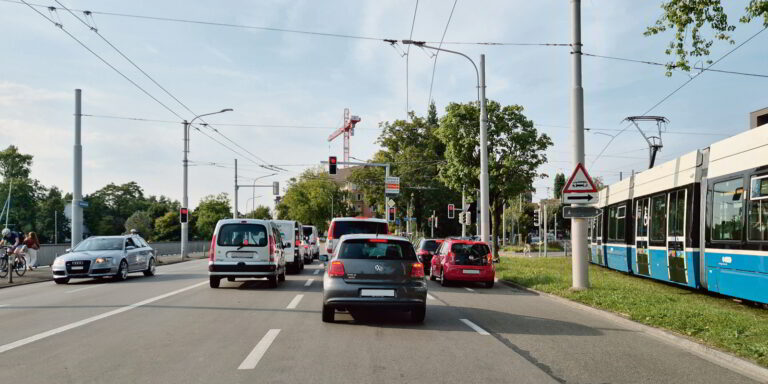 Ab Tiefenbrunnen, Abzweigung Seefeldstrasse, Staus für alle Verkehrsmittel in alle Richtungen. (Bild: cef)