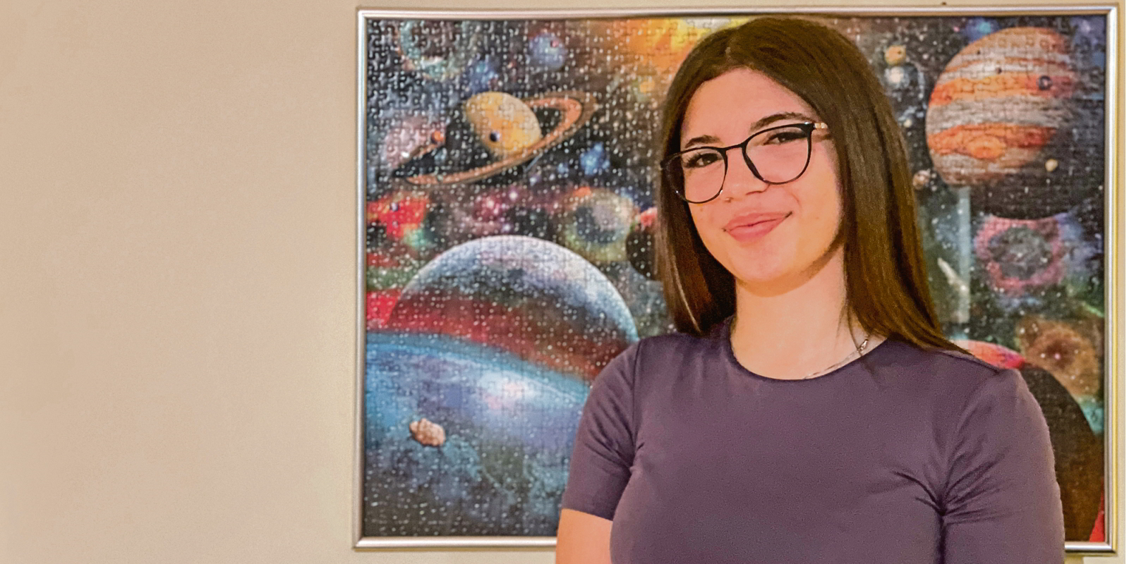 Deko selbst gemacht: Giada Pepino ist kreativ, puzzelt auch gerne. Das im Hintergrund hat sie selbst fertiggestellt, fixiert und aufgehängt. (Bild: dwe)