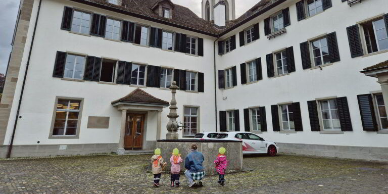 Der Seminarbrunnen im Hof der Kantonsschule pläschert seit 1781. Seit 244 Jahren ist er eine dekorative Wasserquelle. (Bild: cef)
