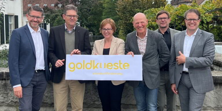 Sie unternehmen was: der Gründungsvorstand. V. l. n. r.: Tumasch ­Mischol (Gemeindeschreiber Herrliberg), Reto Linder (Gemeindeschreiber Uetikon a/See), Sabine Vernik, Marc Bohnenblust, Kai Machold (Mettler Entwickler AG) und Markus Ernst (Gemeindepräsident Küsnacht). (Bild: zvg)