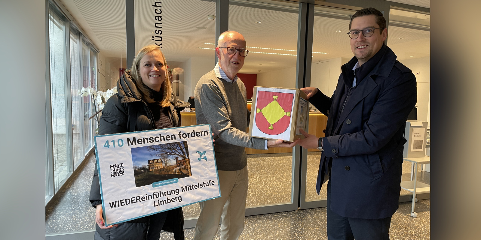 Gewichtig: Stephanie Schlumpf (l.) und Patric Eggler überreichen Klemens Empting die Box mit den 410 Unterschriften. (Foto: dwe)