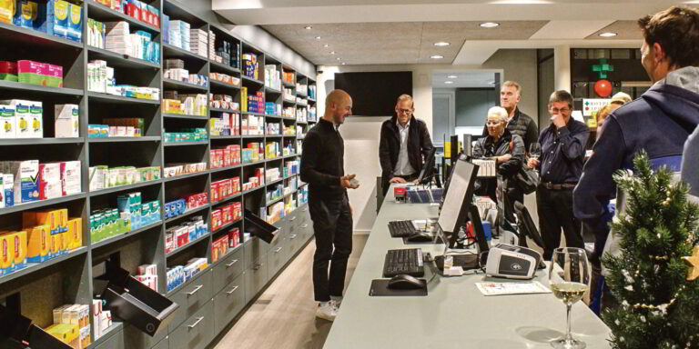 Philipp Bretscher führt den Medikamentenroboter im Praxistest vor. (Bild: bre)