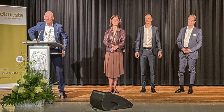 Waren für Fragen offen im Anschluss an ihre Reden: Marc Bohnenblust, Regine Sauter, Fabian Streiff und Markus Ernst (v. l. n. r.). (Bild: dwe)