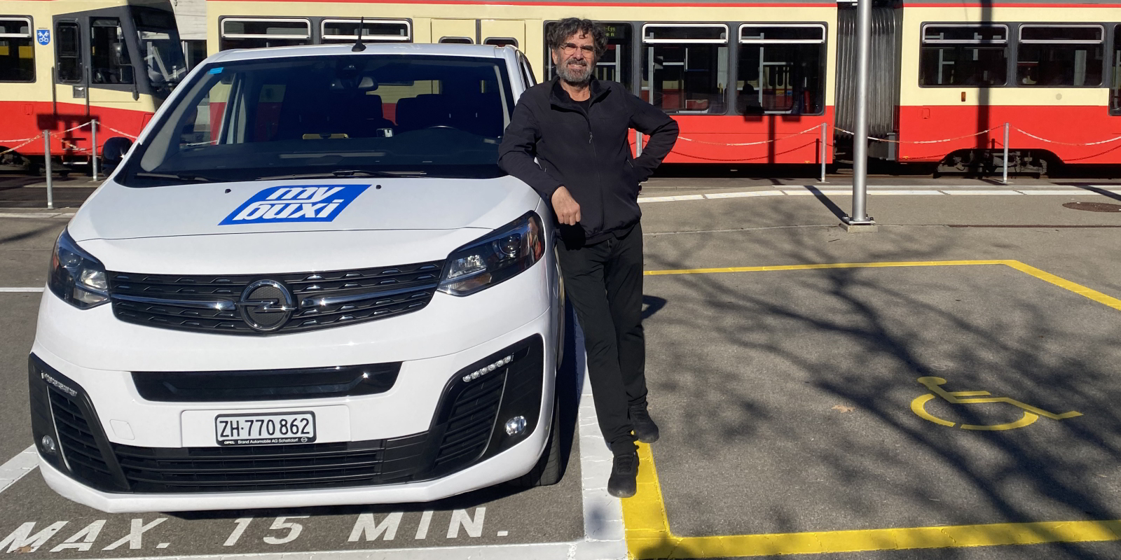 «Mybuxi»-Fahrer Markus Künz beim Bahnhof Forch: «Alle wollen nach Küsnacht, aber dort darf ich nicht hin – noch nicht.» (Bild: Daniel J. Schüz)