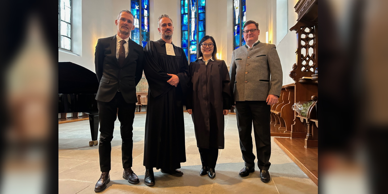 Das neue Pfarrteam posiert nach erfolgreicher Zeremonie: v. l. Pfr. René Weisstanner, Pfr. David Jäger (Dekan), Pfrn. Jenny Laske, Pfr. Fabian Wildenauer. (Bild: pda)