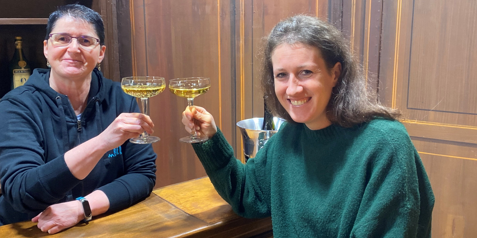 Prost Premiere: Präsidentin Stefania Schneider und Regisseurin Deborah Loosli stossen auf zehn Jahre Laientheater an.