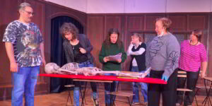 Verwirrung um ein Skelett: Stefan Schwendimann als Knastbruder Klaus, Sabine Brandstetter als Kommissarin Kuznetsowa, Regisseurin Deborah Loosli, Rahel Hüssy als Olivia, Rosmarie Schneuwly als Pathologin Böller, Esther Rutz als Wirtin Rita. (v. l.) (Bilder: Daniel J. Schüz)