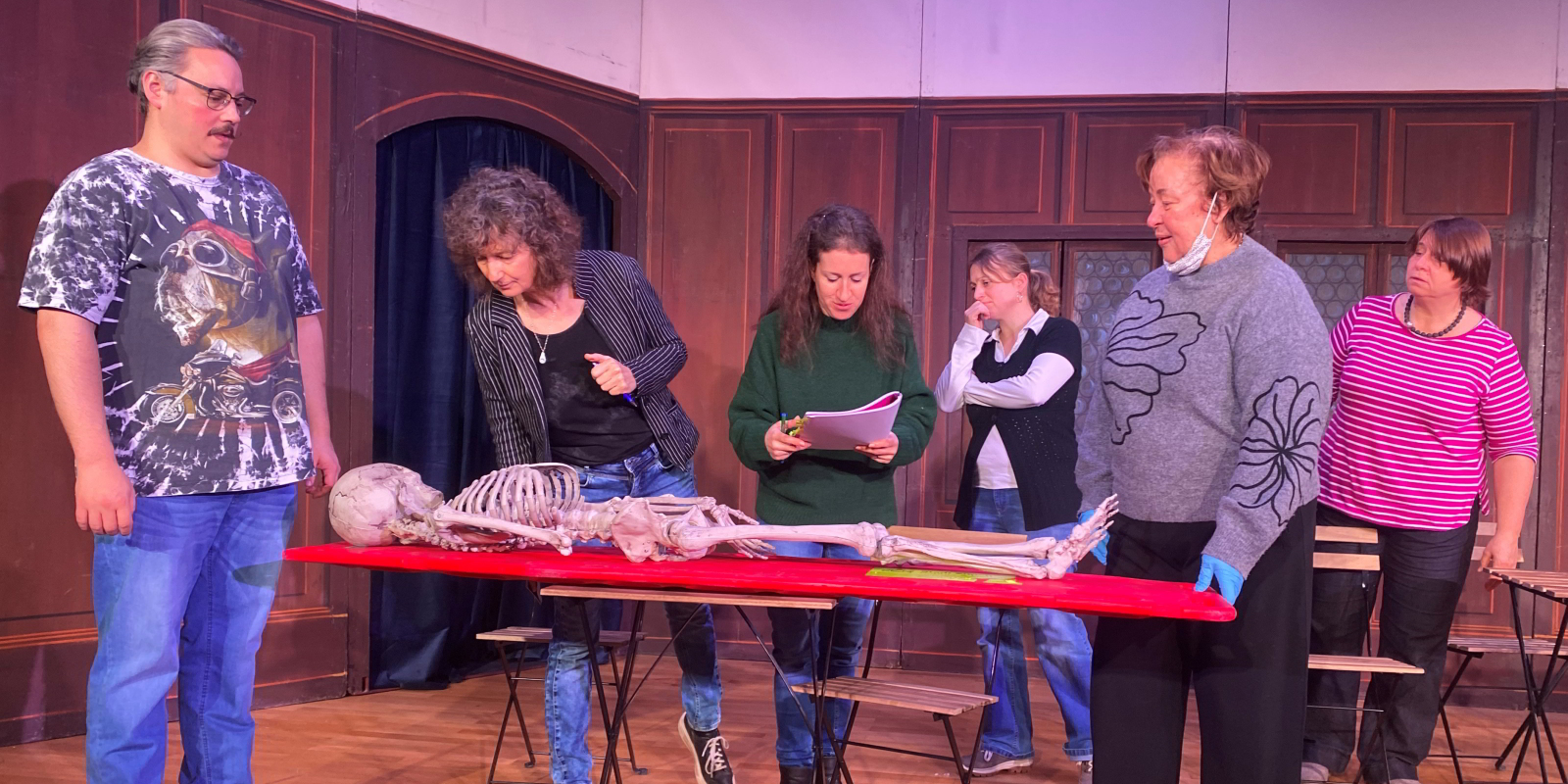 Verwirrung um ein Skelett: Stefan Schwendimann als Knastbruder Klaus, Sabine Brandstetter als Kommissarin Kuznetsowa, Regisseurin Deborah Loosli, Rahel Hüssy als Olivia, Rosmarie Schneuwly als Pathologin Böller, Esther Rutz als Wirtin Rita. (v. l.) (Bilder: Daniel J. Schüz)
