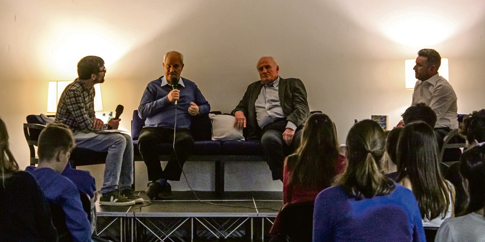 Der Geografielehrer Adam Murfitt moderierte die Diskussionsrunde mit Christo Brand, Anthony Willoughby und Elfyn Wyn Jones (v. l. n. r.).