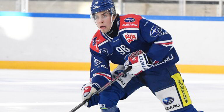 Der 20-jährige Endo Meier buchte seine Assists Nummern 26 und 27 der Saison. Schon sein Grossvater Peter Meier war mit dem ZSC 1961 Meister geworden. (Bild: zvg)
