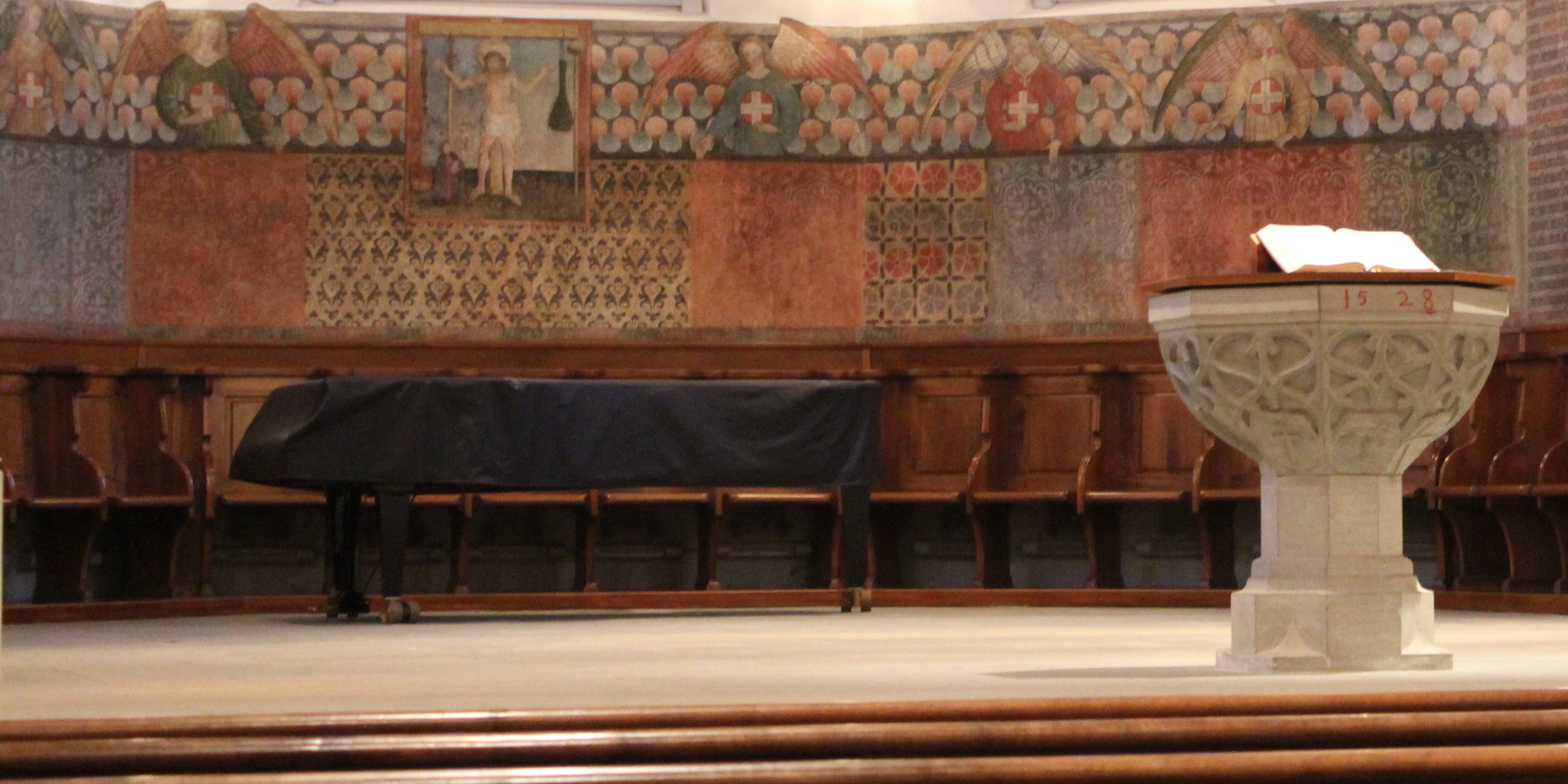 Der Kraftort soll sich an dieser Stelle, links im Bild vom Taufbecken, befinden. (Bild: bre)