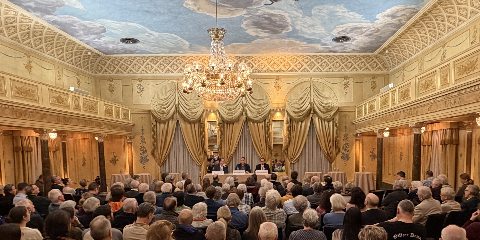 Himmlische Location für irdische Anliegen: Der Festsaal im Hotel Sonne war bis auf den letzten Platz gefüllt. (Bild: dwe)