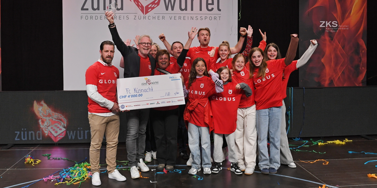 Der FC Küsnacht hatte letztes Jahr Grund zum Feiern. An der «zündwürfel»-Pokalnacht wurden ihm 4000 Franken überreicht. (Bild: zvg)
