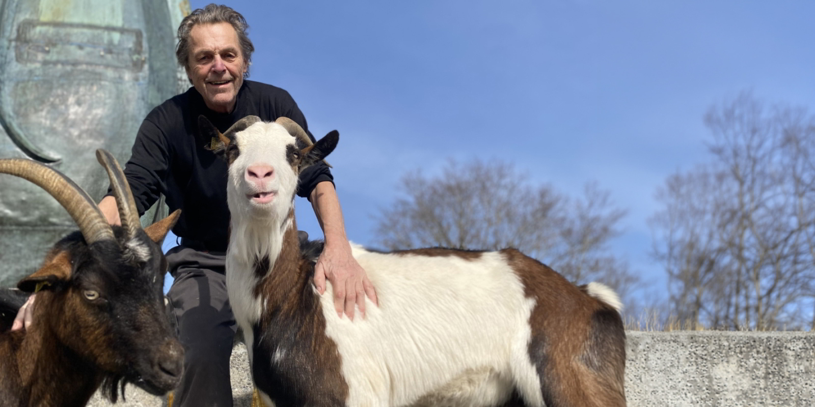 Schöne Aussicht: Peter Schälchli mit den Geissen Sally und MC auf dem Wehrmänner-Denkmal. (Bild: djs)