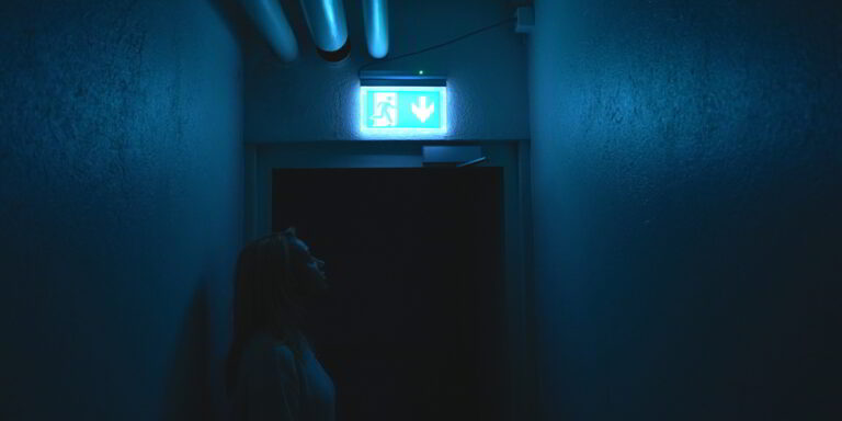 Notausgänge und Fluchtwege gehören zu den Brandschutzmassnahmen in öffentlichen Gebäuden. (Bild: jli)