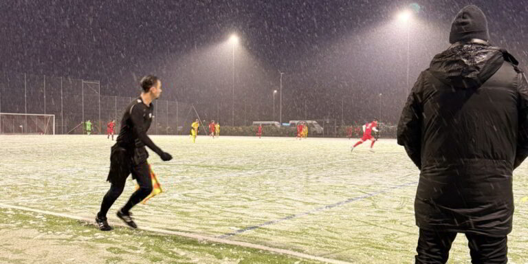Trainer und Spieler trotzen auch widrigen Umständen wie hier im Spiel von letztem Samstag im Schneegestöber. (Bild: zvg)