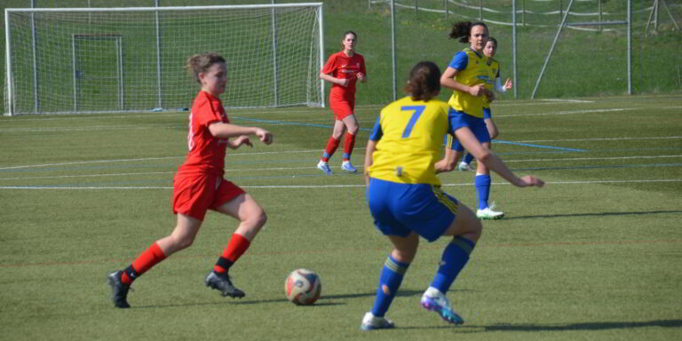 Viel Arbeit in der mittleren Zone des Platzes für beide Teams. (Bild: zvg)