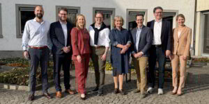 Sie wurden gewählt: Lukas Henle, Gauthier Rüegg, Pia Guggenbühl, Markus Ernst als Präsident, Stephanie Rippmann neu als Präsidentin Schulpflege, Adrian von Burg und Claudio Durisch; Gemeindeschreiberin Catrina Erb Pola. (v. l., Bild: dwe)