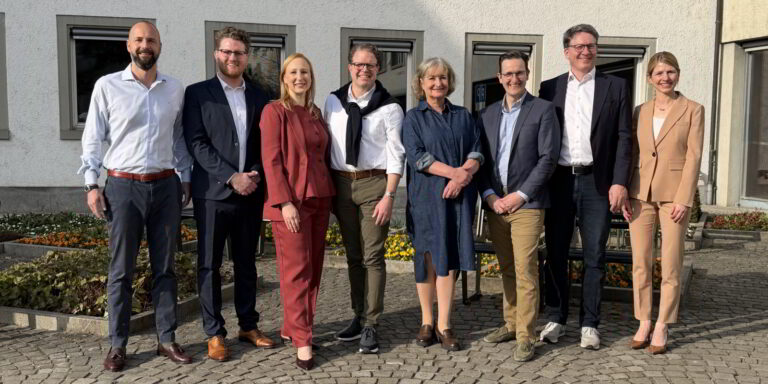 Sie wurden gewählt: Lukas Henle, Gauthier Rüegg, Pia Guggenbühl, Markus Ernst als Präsident, Stephanie Rippmann neu als Präsidentin Schulpflege, Adrian von Burg und Claudio Durisch; Gemeindeschreiberin Catrina Erb Pola. (v. l., Bild: dwe)