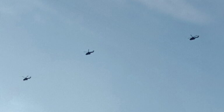 Tief und eng beieinander flogen die 16,8 Meter langen Helikopter der Schweizer Armee über die Goldküste. (Bild: sba)