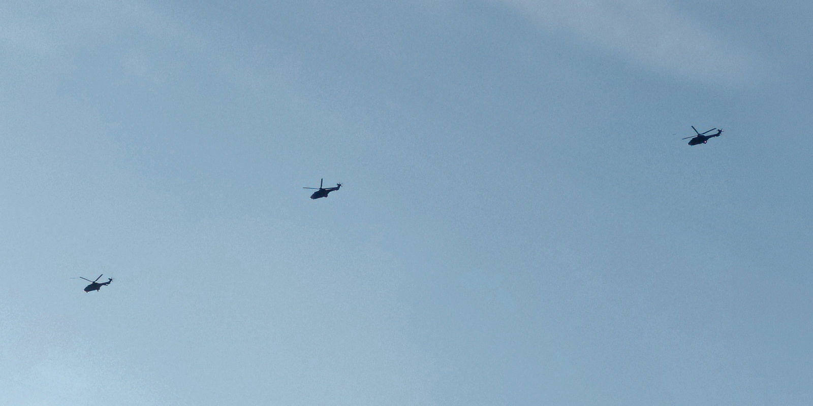 Tief und eng beieinander flogen die 16,8 Meter langen Helikopter der Schweizer Armee über die Goldküste. (Bild: sba)