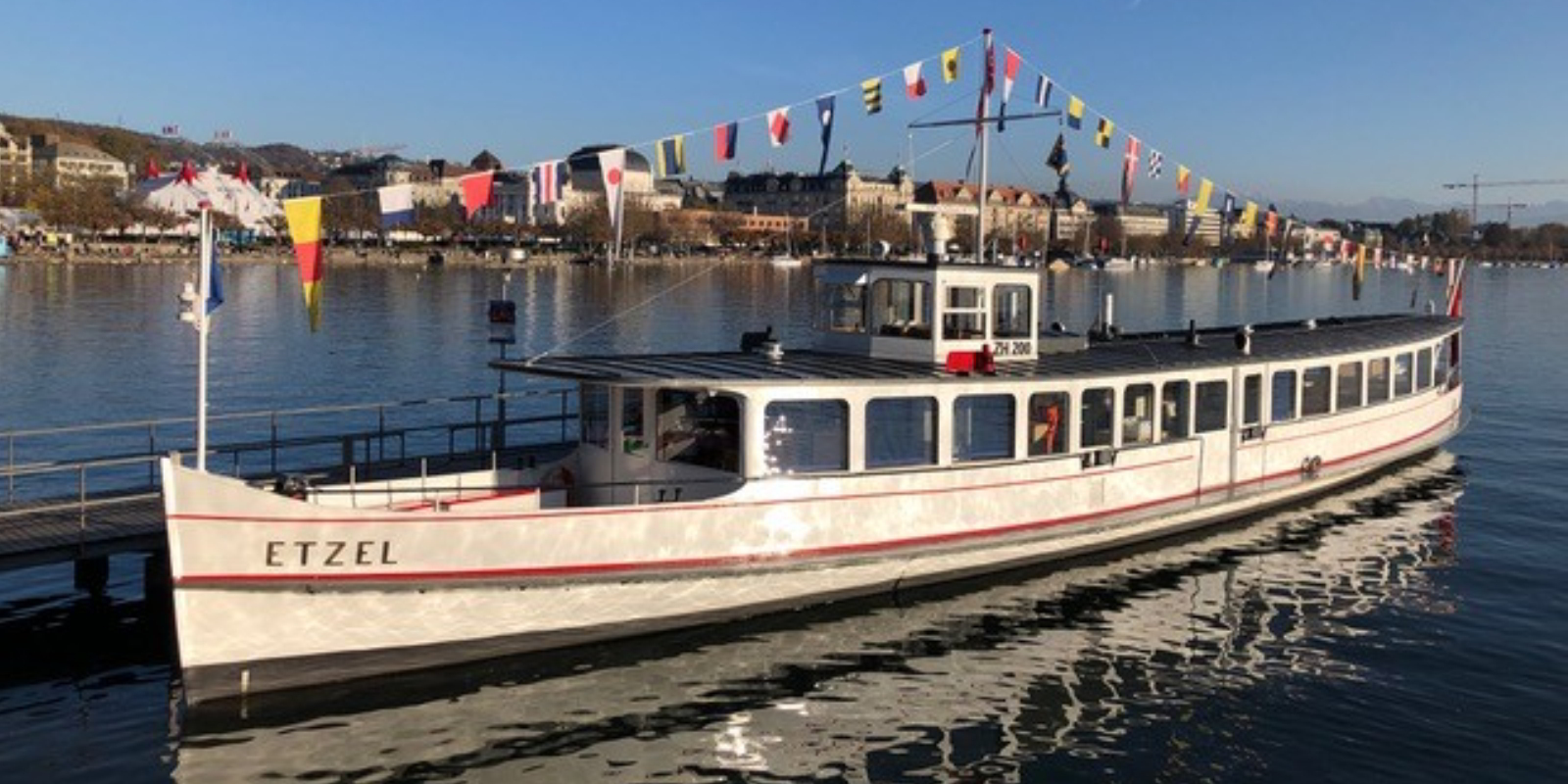 Die MS Etzel als Gipfelischiff auf dem Zürichsee unterwegs Richtung Bürkliplatz. (Bild: zvg)