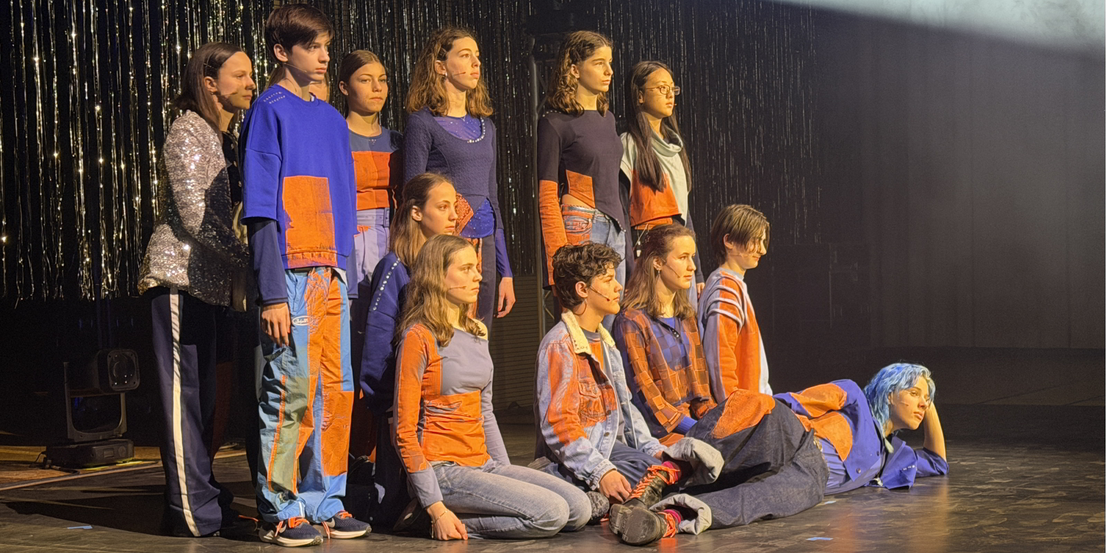 Performativ: Die musiktheatralische Inszenierung der Schülerinnen und Schüler in der HesliHalle.