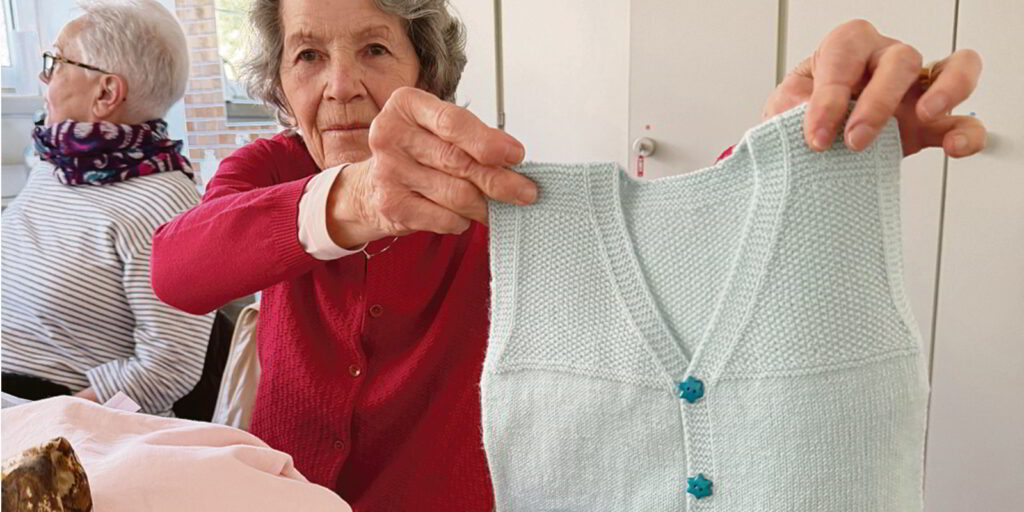 Wieder ein Stück fertig: Ruth Spinner, Vorgängerin der aktuellen Leiterin, ist bereits seit 20 Jahren mit von der Partie.