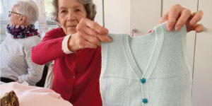 Wieder ein Stück fertig: Ruth Spinner, Vorgängerin der aktuellen Leiterin, ist bereits seit 20 Jahren mit von der Partie.