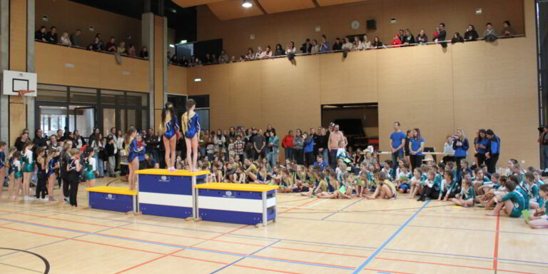 Freundschaftswettkampf der Geräteriegen Zumikon, Zürich Unterstrass und Küsnacht: Rund 120 Turnerinnen und Turner sorgten für einen stimmungsvollen Saisonauftakt. (Bild: zvg)