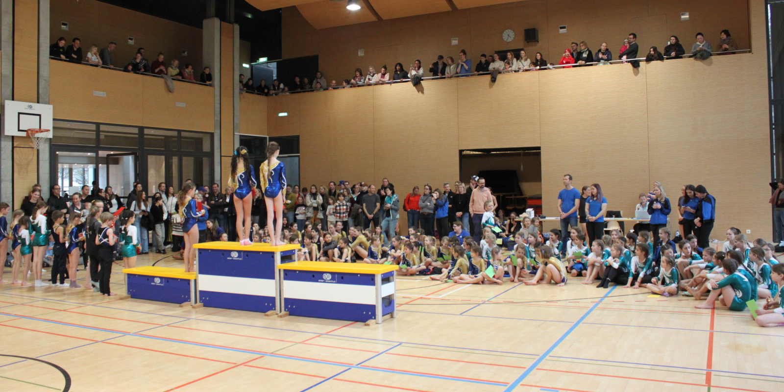 Freundschaftswettkampf der Geräteriegen Zumikon, Zürich Unterstrass und Küsnacht: Rund 120 Turnerinnen und Turner sorgten für einen stimmungsvollen Saisonauftakt. (Bild: zvg)