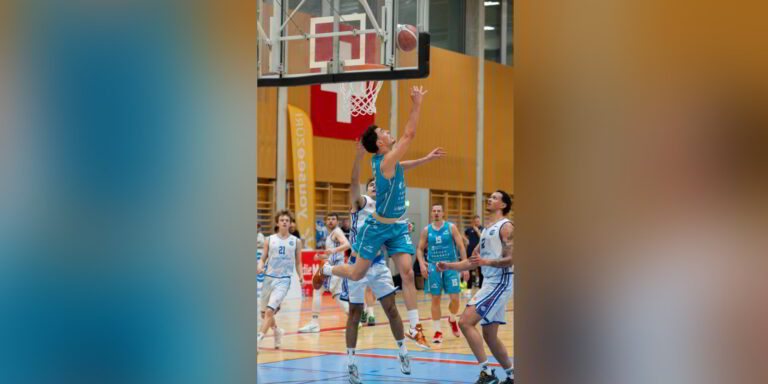 Wallabies-Akteur Til Peters setzt sich unter dem Korb durch. (Bild: zvg)