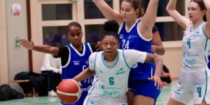 Jocelyn Taylor und Nejla Muminovic im Angriff unter dem Korb beim Spiel gegen Fribourg (Bild: zvg)