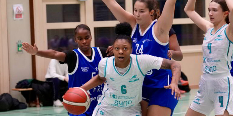 Jocelyn Taylor und Nejla Muminovic im Angriff unter dem Korb beim Spiel gegen Fribourg (Bild: zvg)