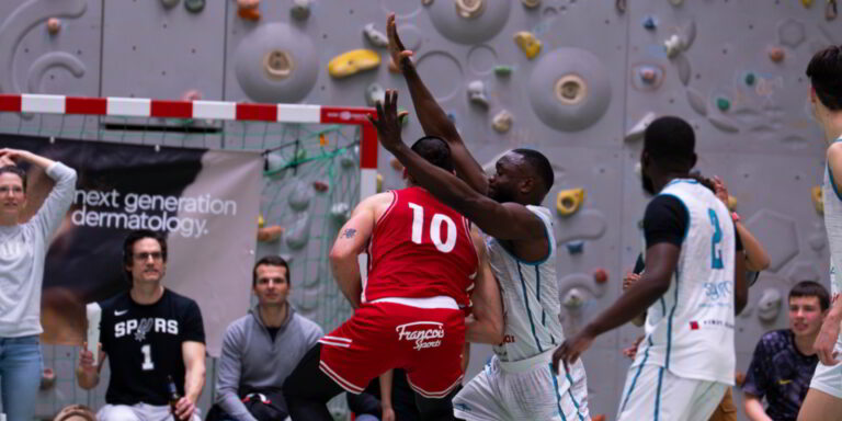 Die Wallabies-Defense, hier Libe Makala, hat alle Hände voll zu tun, um Morges unter dem Korb zu stoppen. (Bild: zvg)