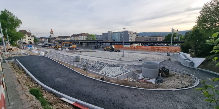Der Parkplatz an der Zürichstrasse steht erst ab November wieder vollständig zur Verfügung. (Bild: dpl)