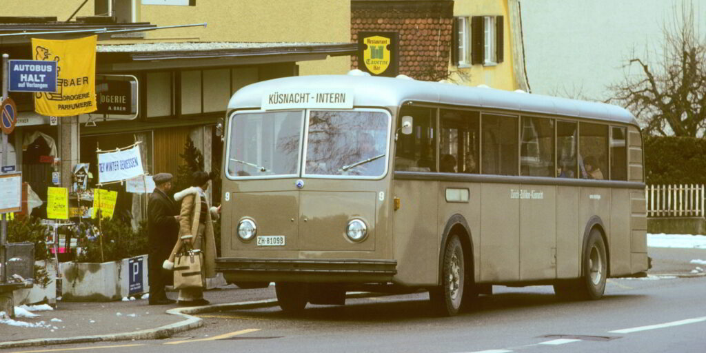 Ein Saurer/R+J Omnibus 5HP Nr. 9 von 1955, hier 1979 bei der Haltestelle Oberwacht – der heutigen Metzgerei – mit der charakteristischen blauen Signalisierung des AZZK. (Bild: J. Biegger)