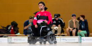 Seit er sechs Jahre alt ist, spielt Noé Spirig Powerchair Hockey. In diesem Jahr wurde der angehende Psychologe international zum «Powerchair Hockey Athlete of the Year» gewählt. (Bild: Tobias Lackner)