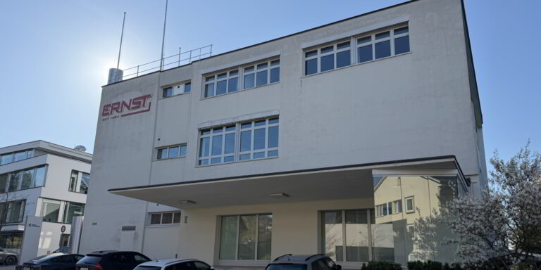 Soll bald eine Schuleinheit für 168 Schülerinnen und Schüler werden: Das Erdgeschoss des Gebäudes auf dem Areal Ernst, in dem jetzt noch eine Bank residiert. (Bild: dwe)