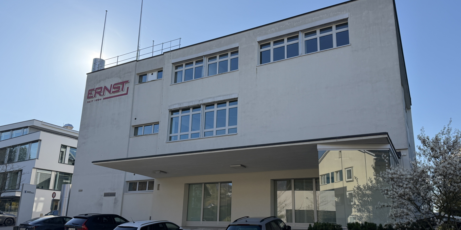 Soll bald eine Schuleinheit für 168 Schülerinnen und Schüler werden: Das Erdgeschoss des Gebäudes auf dem Areal Ernst, in dem jetzt noch eine Bank residiert. (Bild: dwe)