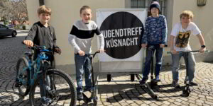 Am Start: Tilo, Moritz, Johann und Thierry (v. l.) versuchen, einen Pumptrack oder einen Bikerpark in Küsnacht für Bikes, Scooter und Skateboards Wirklichkeit werden zu lassen. (Bild: dwe)