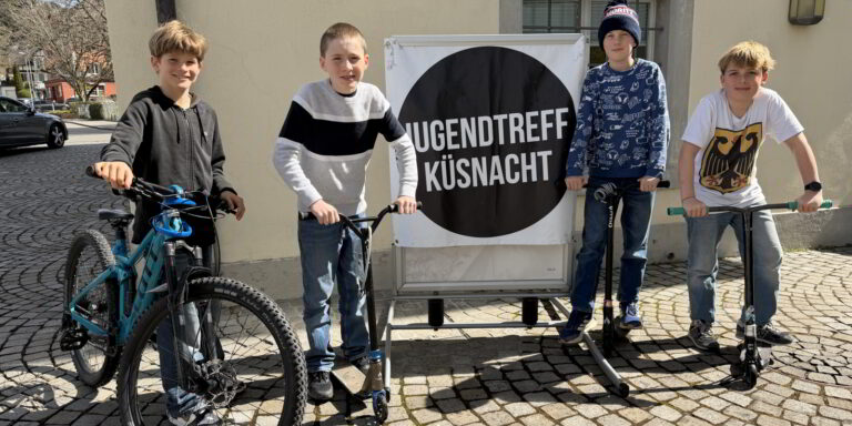 Am Start: Tilo, Moritz, Johann und Thierry (v. l.) versuchen, einen Pumptrack oder einen Bikerpark in Küsnacht für Bikes, Scooter und Skateboards Wirklichkeit werden zu lassen. (Bild: dwe)