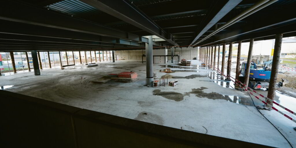 Umbau auf dem Gelände einer ehemaligen Druckerei: In Zukunft wird die Mehrheit der Küsnachter Buslinien von der neuen Busgarage in Oetwil am See starten. (Bild: jli)