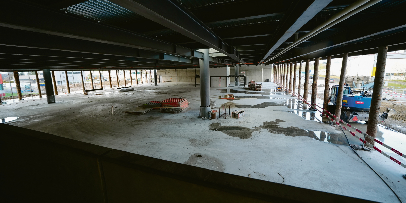 Umbau auf dem Gelände einer ehemaligen Druckerei: In Zukunft wird die Mehrheit der Küsnachter Buslinien von der neuen Busgarage in Oetwil am See starten. (Bild: jli)