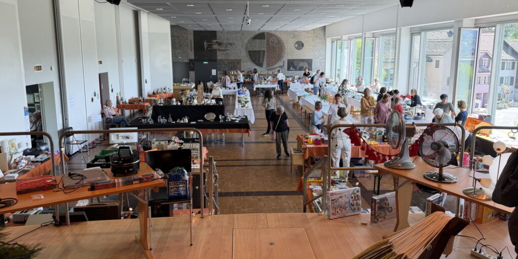 Grosszügig, einladend, verführend: Der Flohmarkt im Kirchgemeindehaus. (Bilder: dwe)