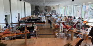 Grosszügig, einladend, verführend: Der Flohmarkt im Kirchgemeindehaus. (Bilder: dwe)